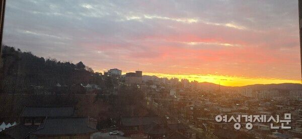 거실에서 보는 일출도 날마다 다른 모습이다. /박종섭