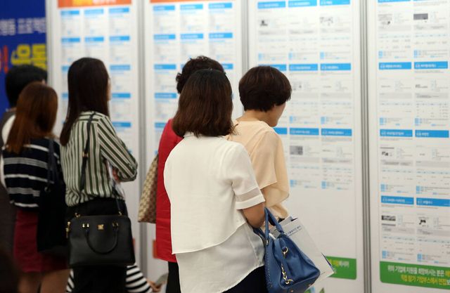 한 구직자 취업 박람회에서 여성 구직자들이 채용정보를 살펴보고 있다. /연합뉴스