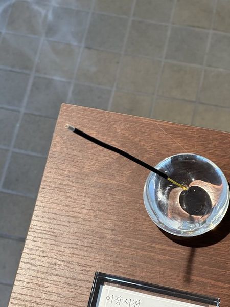 서점에 인센스를 피워둔 모습 /권혁주