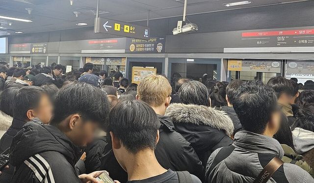 서울 강서구 9호선 염창역이 출근길 인파로 붐비고 있다. /연합뉴스