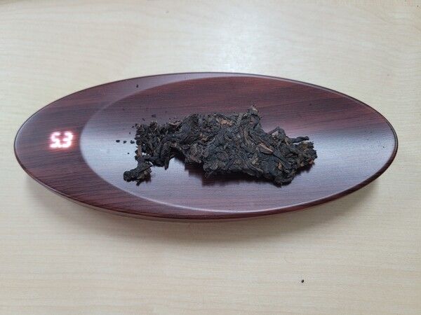 보이차를 우려 마시는 기본 다구에 차 저울은 들어 있지 않은데 꼭 필요하다고 본다. 차호의 용량에 맞춰 건차의 무게를 정해서 우려야 일정한 향미를 음미할 수 있다. /김정관