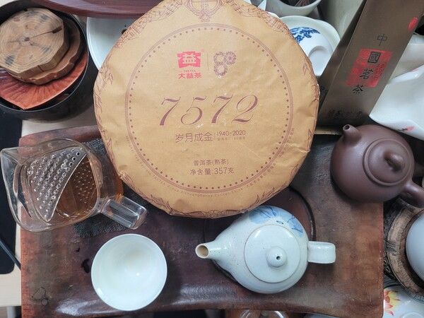 2020년은 맹해 차창 설립 80주년이라 대익 '7572'도 기념병으로 생산되었다. 황금색 포장지에 세월성금이라 적어 보이차는 오래되면 가치가 올라간다는 의미를 강조했다. /김정관