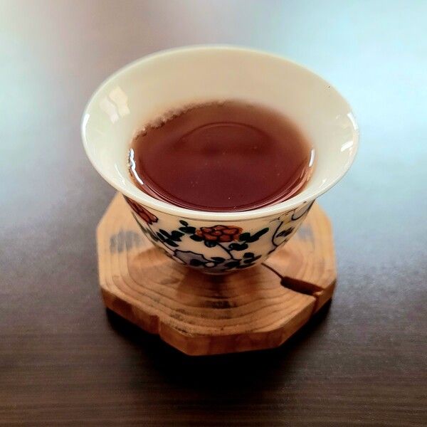 깊이가 있는 찻잔에 담긴 7572, 겨울에는 깊은 잔에 담아 마시는 편인데 잔에 묻은 향미를 음미할 수 있어서 좋다.