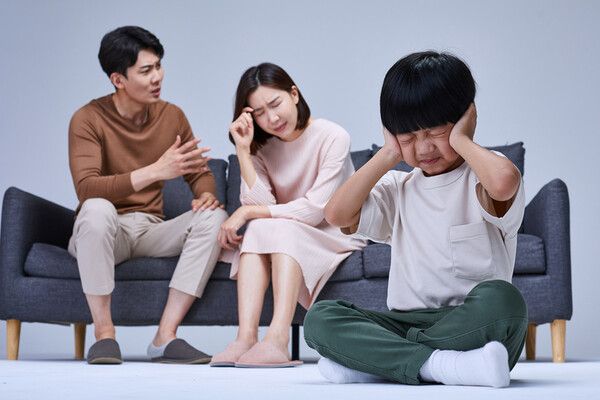 부부싸움은 두 사람만 있는 상태에서 하기를 바랍니다. 아내는 남편의 소리 지른 말에, 자녀의 움찔에 얼마나 마음이 아팠을까요? /게티이미지뱅크