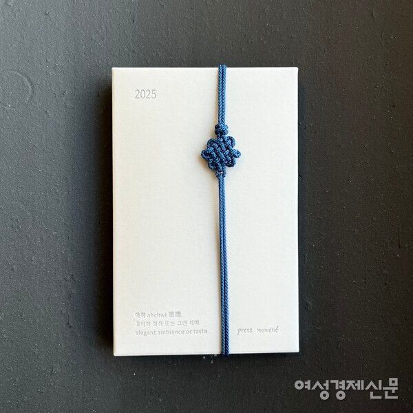 2025년 프레스 모멘트 달력 '아취' 커버 /프레스 모멘트