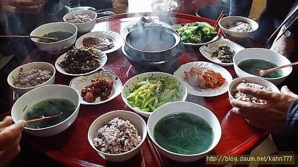 초가에 살고 있는 지인의 집에서 하루를 묵었는데 안방에서 두레상을 받아 정겨운 아침밥을 먹을 수 있었다. 주인이 사는 안채와 객실과 차실이 있는 아래채를 합해도 열두 평 남짓이지만 손님이 묵어갈 수 있으니 얼마나 넉넉한 집인가? /김정관