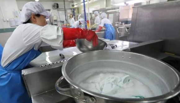 학교 급식 노동자들의 환경이 매우 열악하지만 개선되지 않고 있다. /연합뉴스