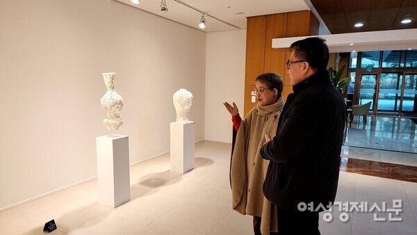 최미애 작가 작품에 대한 박옥순 교수의 설명./