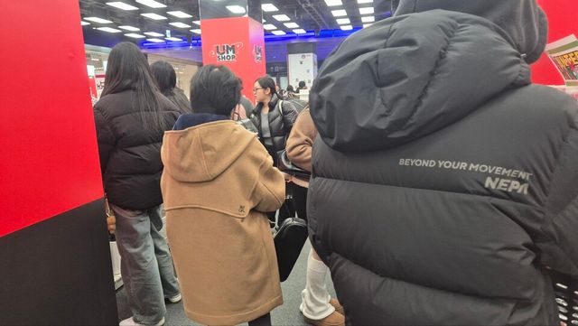 소년 만화를 향한 국내 매니아들의 애정은 13일 오픈한 서울 여의도 더현대 서울 '점프샵'에서 드러났다. /김민 기자