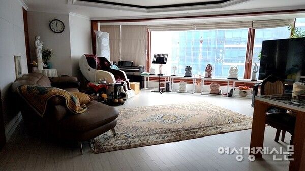 박옥순 교수의 집 거실. 창가에 박 교수의 작품들이 전시되어 있다. /이한세 객원기자