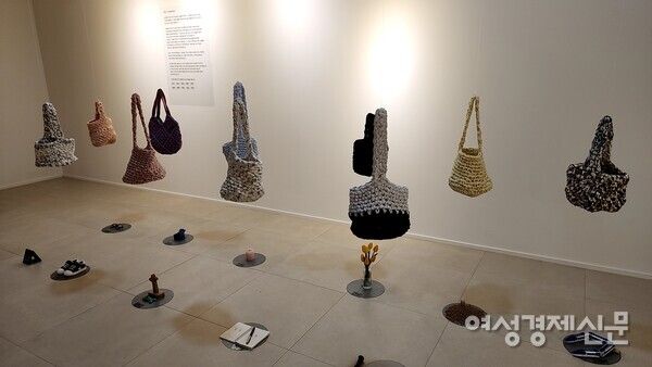 입주민들의 전시작품. 작품 밑에 마음에 담고 싶은 소품들이 있다.