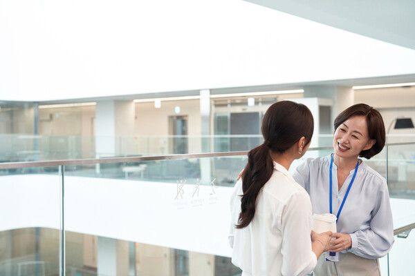 현대사회에서 스몰토크(small talk)는 단순한 잡담이 아니라 인간관계를 형성하고 발전시키는 중요한 기술이다. /게티이미지뱅크