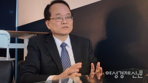 지난 12일 권재열 경희대 법학전문대학원 교수가 서울의 한 카페에서 인터뷰를 진행하는 모습. 그는 여러 경제연구 기관의 전망을 종합해 현실적으로 본다면 2600~2800 수준이 적정하다고 전망했다. /박소연 기자