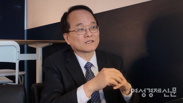 지난 12일 권재열 경희대 법학전문대학원 교수가 서울의 한 카페에서 인터뷰를 진행하는 모습. 그는 기업 규제 부담이 커지면 혁신 동력이 약화된다고 짚었다. /박소연 기자