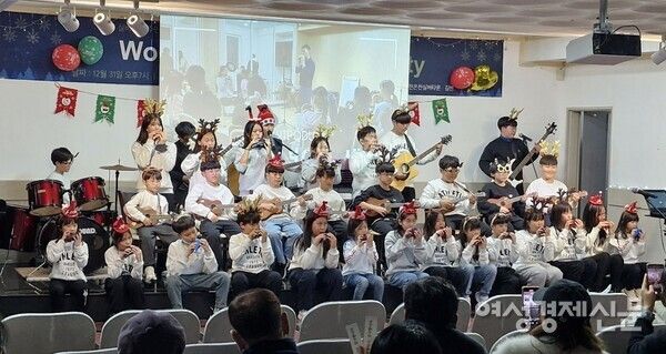 실버타운 입주민 앞에서 갈고 닦은 솜씨를 발휘하는 마중물 어린이들./김벤