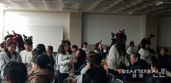 실버타운 입주민에게 스티커를 나누어주며 일일이 허그 하는 마중물 어린이들./김벤