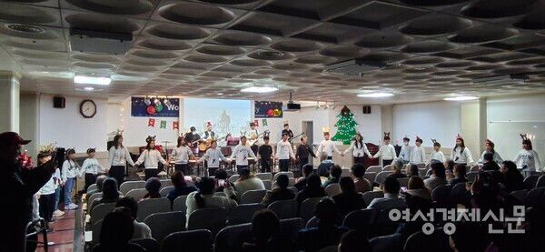 마중물 어린이들이 실버타운 입주민을 빙 둘러싸고 ‘사랑합니다, 감사합니다’를 실천하고 있다./김벤