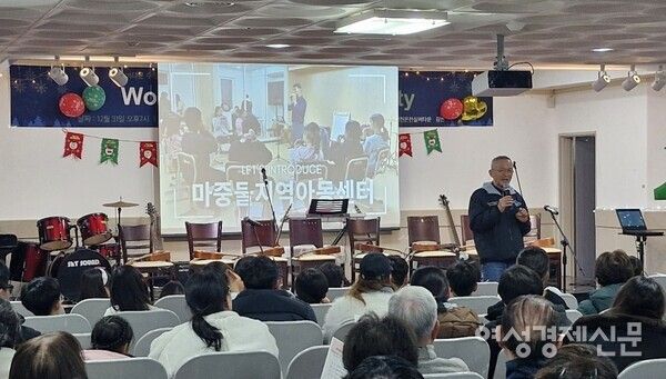 실버타운 입주민에게 마중물 지역아동센터 어린이들을 소개하는 김벤