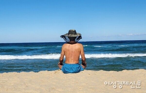 탄탄한 몸매를 자랑하는 김벤씨, 동해약천온천 실버타운 지척에 있는 망상해수욕장에서