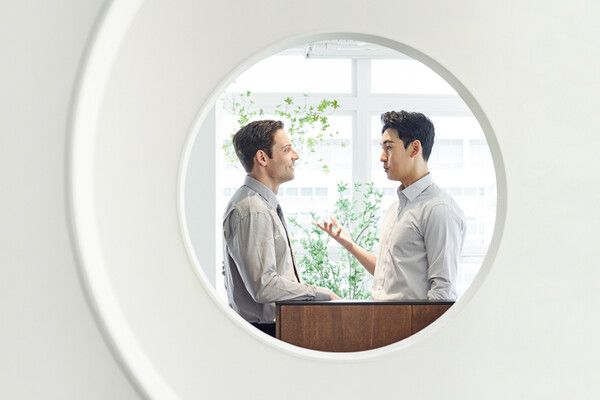 경청은 사람들의 마음을 여는 강력한 도구이며, 깊고 의미 있는 관계를 형성하는 첫걸음이다. /게티이미지뱅크