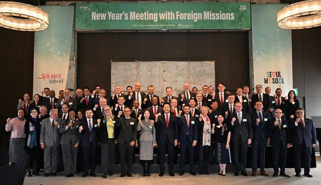 오세훈 서울시장이 6일 서울 중구 더플라자호텔에서 열린 '감사의 정원' 행사에서 참석자들과 기념 촬영하고 있다. 2025.1.6