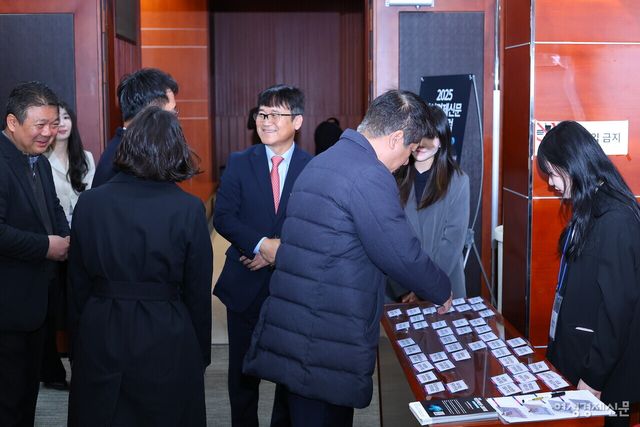  제9회 여성경제신문 금융포럼 시작에 앞서 참석 내외빈을 맞이하고 있다. /류빈 기자
