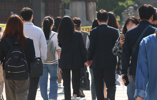 서울 세종로사거리 출근길 시민들 /연합뉴스