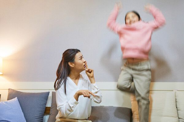 뛰는 아이와 뛰지 말라고 하는 보호자, 반복 상황에서 서로의 감정이 날카로워집니다. /게티이미지뱅크