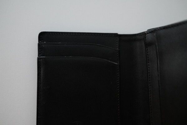 지갑 안쪽을 펼쳐보면 4개의 카드 슬롯이 있다 /권혁주