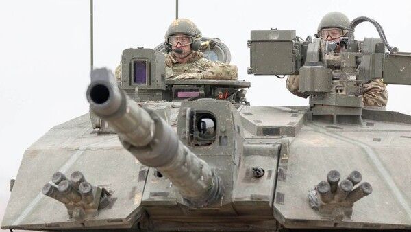 러시아 접경지역 에스토니아 주둔 영국군 기지에서&nbsp;탱크를 탄 윌리엄 왕세자 /로이터=연합뉴스