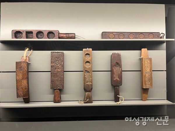 개방형 수장고인 국립민속박물관 파주 내 전시된 떡살(상세) /프레스 모멘트