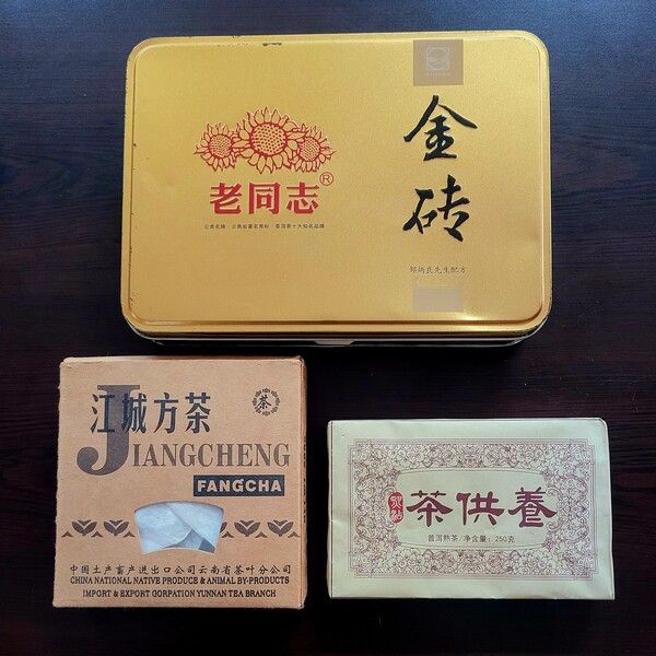 전차(아래 오른쪽)는 주로 250g으로 만들어지며 1kg 대전차나 그 외 사이즈로 긴압하기도 한다. 방차(아래 왼쪽)는 드물게 보이는데 한 개씩 포장된 제품으로 나온다. /김정관