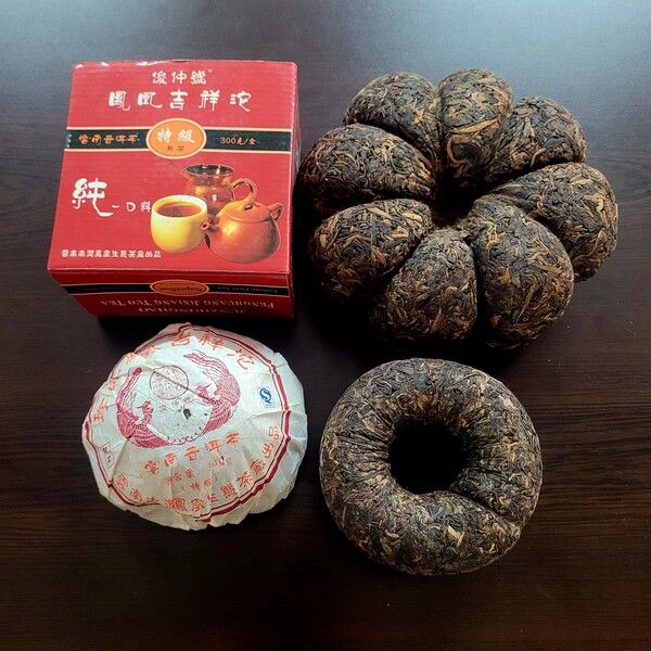 과차와 타차. 과차(위 오른쪽)는 주로 크게 긴압해서 장기 보관용으로 만들어지며, 사발 모양의 타차(아래)는 유렵으로 수출되는 제품이 많다. /김정관