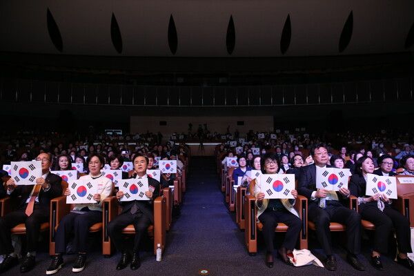 제24회 유관순상 시상식 참석자들이 태극기를 들었다. /한국여성단체협의회