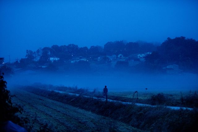 종수의 집은 경기도 파주의 쇠락한 농촌에 있다. 대남 선전방송이 들릴 정도로 북한과 밀접하다. 새벽이면 안개가 자욱히 끼고 하늘에는 철새가 떼지어 날아간다. /네이버영화