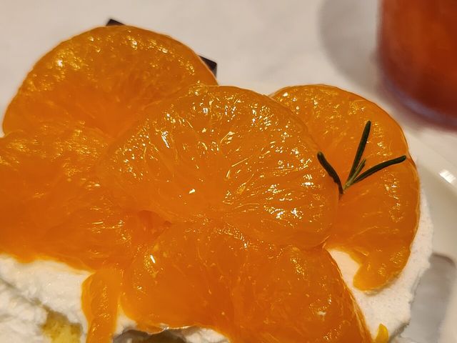 투썸플레이스 금귤생 위에 올라간 가공된 귤 과육 /류빈 기자