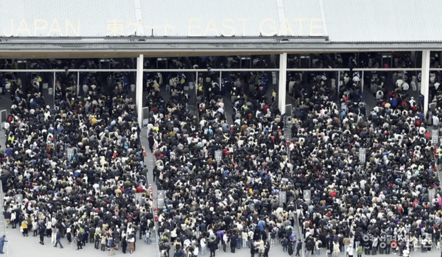지난 15일 오사카 엑스포 입장을 위해 시민들이 줄을 서 있는 모습 /여성경제신문