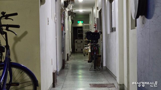 아이린지구에 위치한 노숙인들의 임시 거쳐. 일명 '쪽방'. /여성경제신문