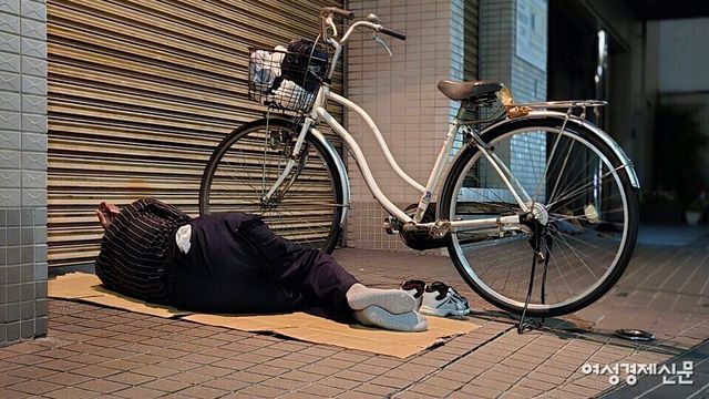 오사카 아이린지구에서 한 노숙인이 길거리에서 잠을 청하고 있다. /여성경제신문