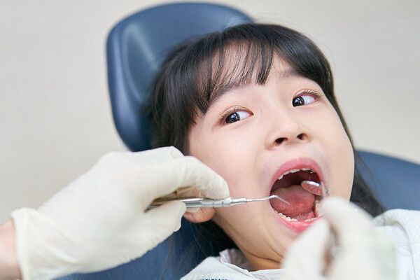 치석은 성인만 생기는 것이 아니다. 초등학생 정도의 어린아이 치아에도 치석이 붙어있을 수 있고, 마찬가지로 동일한 처치를 받을 수 있다. /게티이미지뱅크