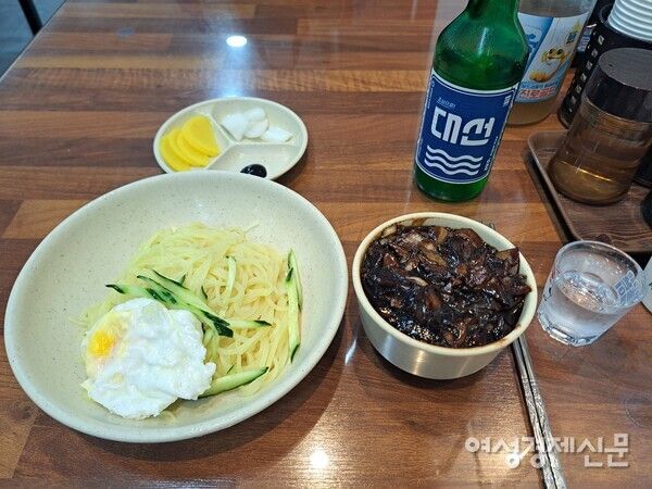 부산 간짜장의 투박한 단맛과 풍부한 감칠맛이 오래 남았다. /이상무 기자