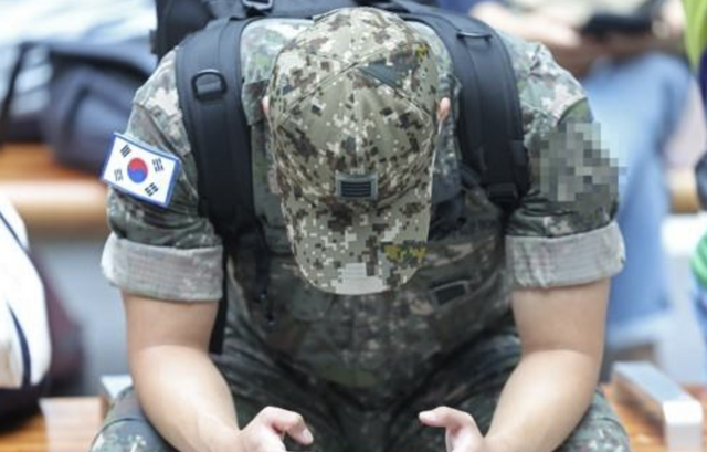 2022년 6월 20일 서울 용산역에서 휴대전화를 사용하는 군 병사 모습. /연합뉴스