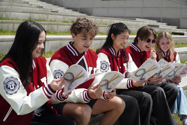 IGC(인천글로벌캠퍼스) 학생들이 인천나우를 보는 모습 /인천시청