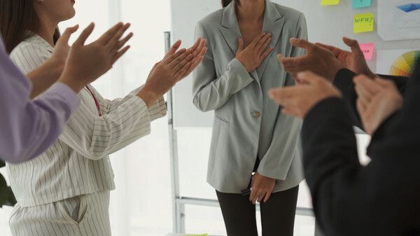 실수를 솔직히 인정하고 투명하게 대처하는 문화를 가진 조직은 다르다. 문제가 발생했을 때 발 빠르게 원인을 규명하고 복구할 수 있으며&nbsp;실패를 두려워하지 않는 분위기 속에서 구성원들은 더 창의적이고 과감한 시도를 할 수 있다. /게티이미지뱅크