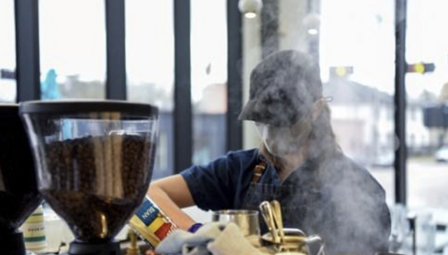 카페에서 일 하는 여성 /로이터=연합뉴스