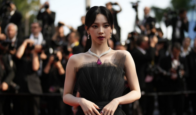 칸영화제서 포즈 취하는 에스파 카리나 /연합뉴스