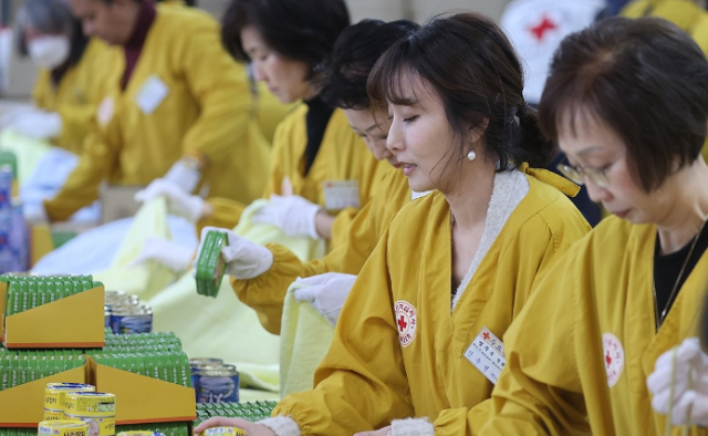 2023년 11월 15일 서울 중구 대한적십자사 서울사무소에서 열린 연말 이웃 돕기 적십자 행사에서 한동훈 법무부 장관의 부인 진은정 변호사 등 국무위원 부인들이 선물을 포장하고 있다. /연합뉴스