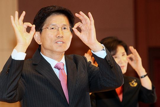 2013년 9월 11일, 김문수 경기도지사와 설난영 여사(오른쪽 뒤) 부부가 경기중소기업센터에서 열린 경기도 공무원 수화경연대회에서 수화로 노사연의 ‘만남’을 노래해 수백 명의 참석자들의 갈채를 받았다. /연합뉴스