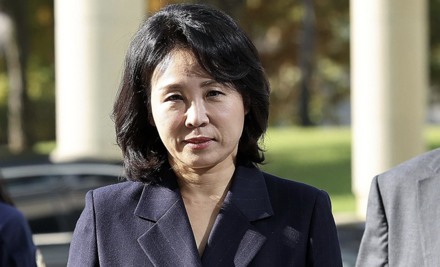 공직선거법 위반 혐의로 불구속기소 된 더불어민주당 이재명 대표의 배우자 김혜경 씨가 지난해 10월 24일 오전 경기도 수원시 영통구 수원지방법원에서 열리는 공판에 출석하고 있다. /연합뉴스