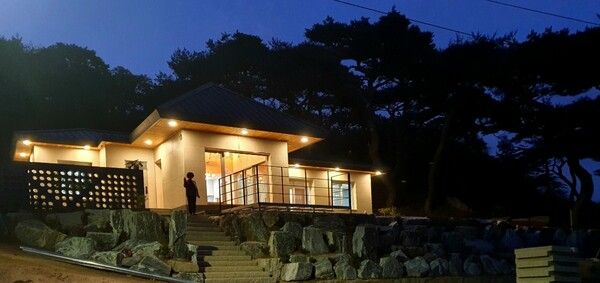 필자 설계 경남 양산 단독주택&nbsp;석경수헌,&nbsp;방문했던 손님을 배웅하는 건축주의 모습이 불 밝혀진 집처럼 정겹다. /김정관